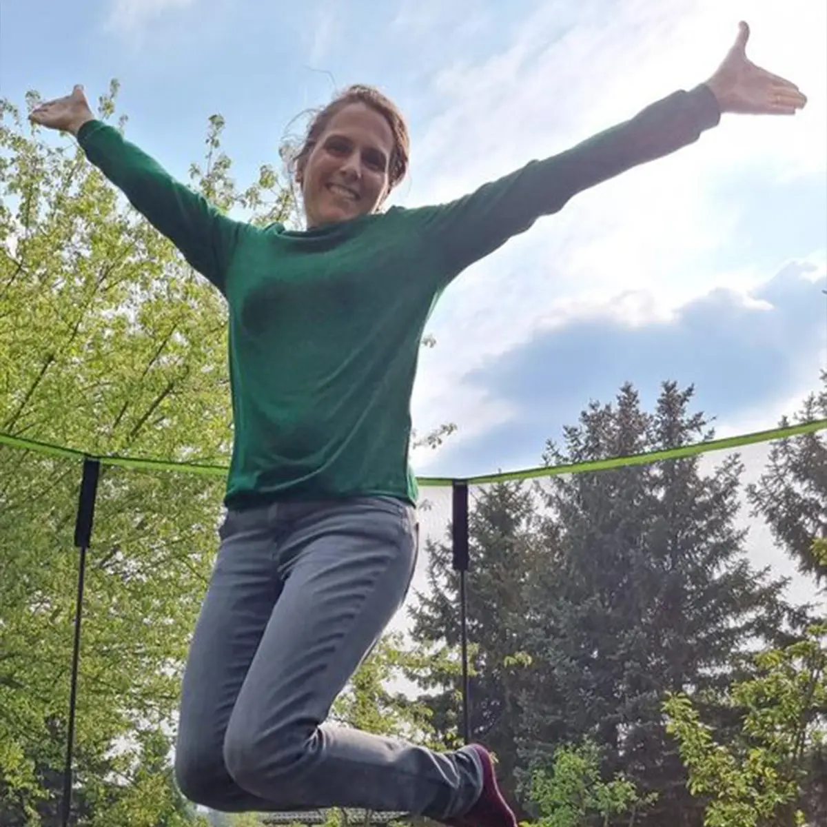 Ann Katrin Reiter auf einem Trampolin springend