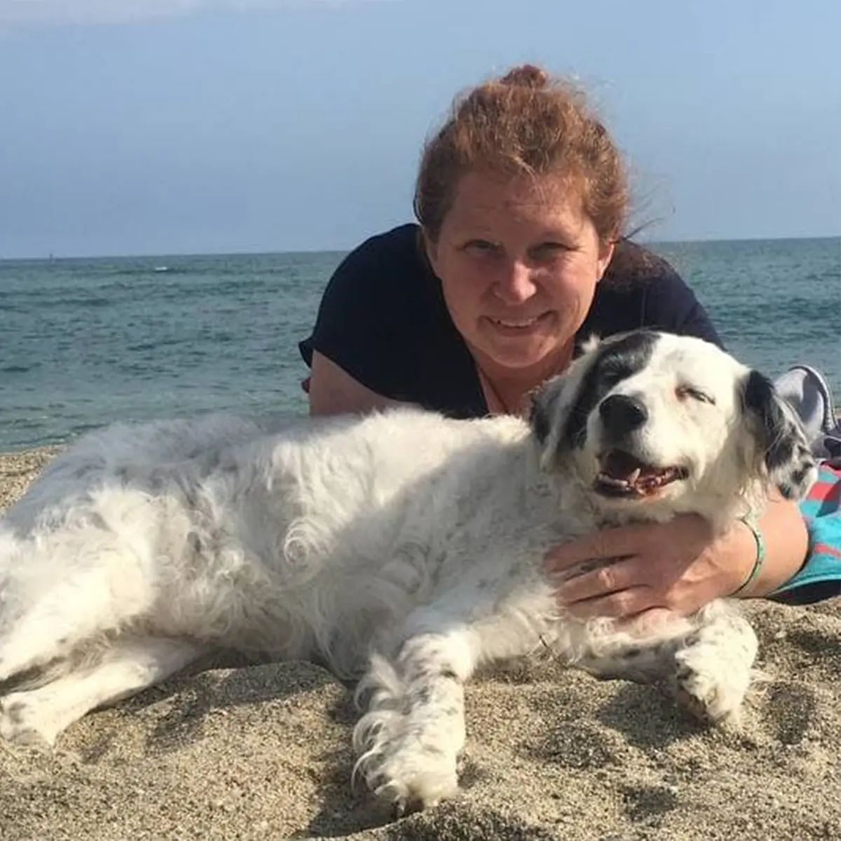 Ann-Kristin Morys mit Ihrem Hund am Strand