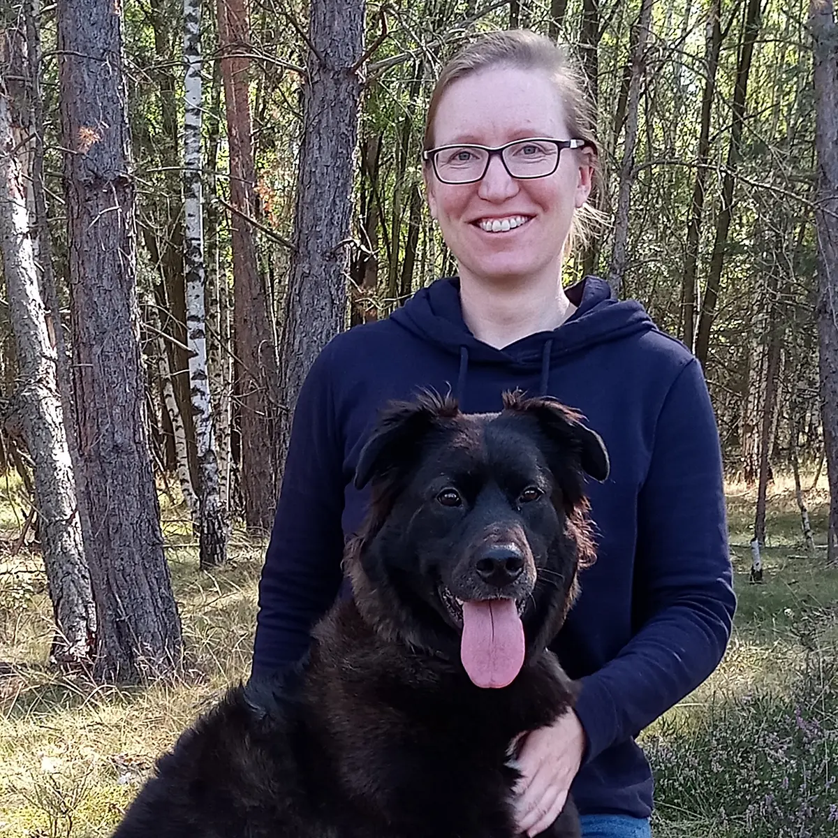 Julia Thiel mit Ihrem Hund im Wald