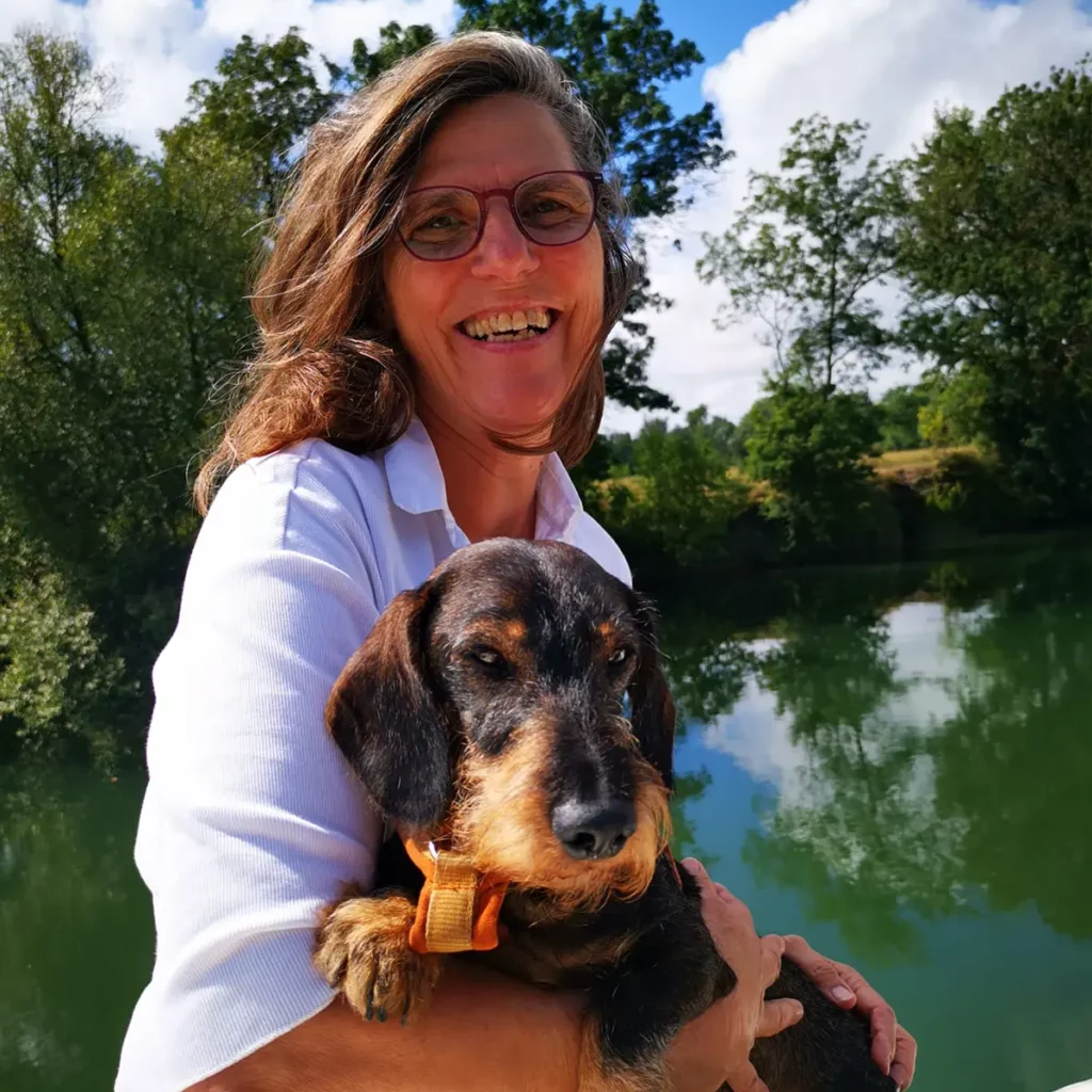 Ute Reiter mit Ihrem Dackel an einem See